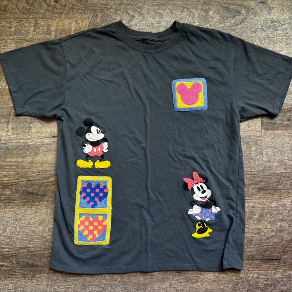 Disney Mickey Mouse Crochet Patch Graphic T-Shirt Medium‎ Gray Mickey Minnie